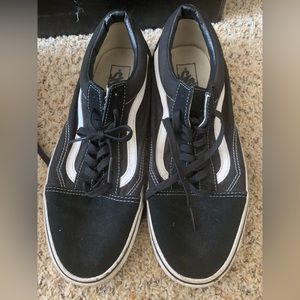 Men’s Vans hardly used. Needs a little cleaning.